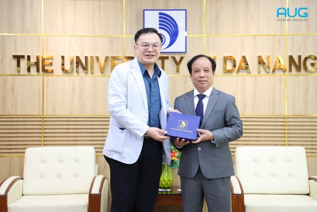 Giám đốc AUG Global, Malaysia trao lưu niệm với Giám đốc ĐHĐN