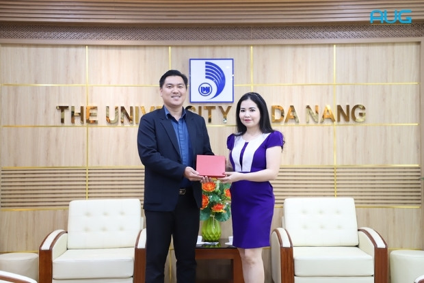 Ông Kevin Võ - Giám đốc Điều hành AUG Việt Nam trao kỷ niệm chương cho ĐHĐN