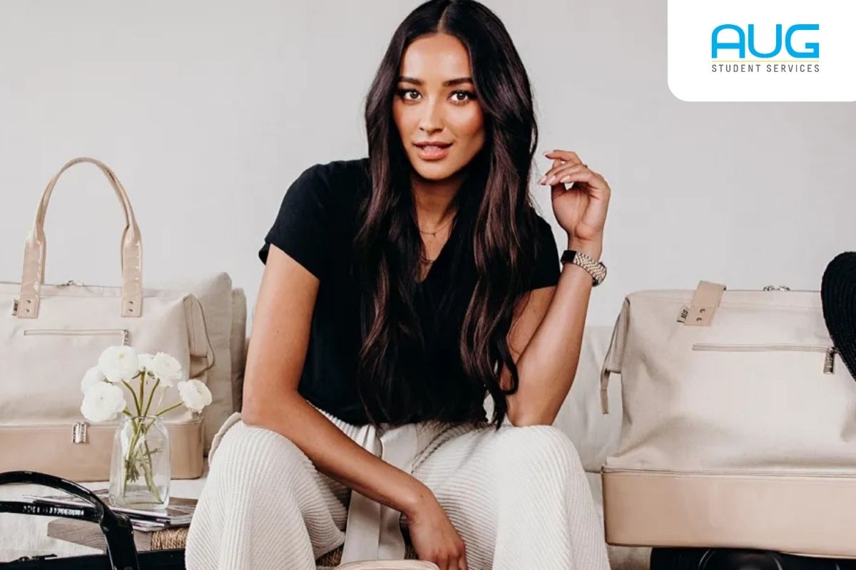 Riwayat pendidikan dan karier Shay Mitchell di Toronto Metropolitan University Kanada